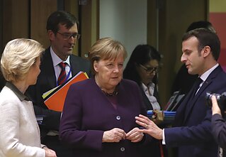 Ursula von der Leyen, Angela Merkel ir Emmanuelis Macronas Ursula von der Leyen, Angela Merkel ir Emmanuelis Macronas