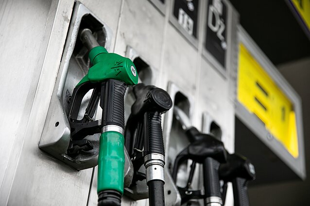 Žinios. Dėl brangstančios naftos kyla benzino ir dyzelino kainos