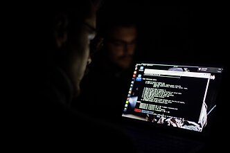 Programišiai; kibernetinė ataka