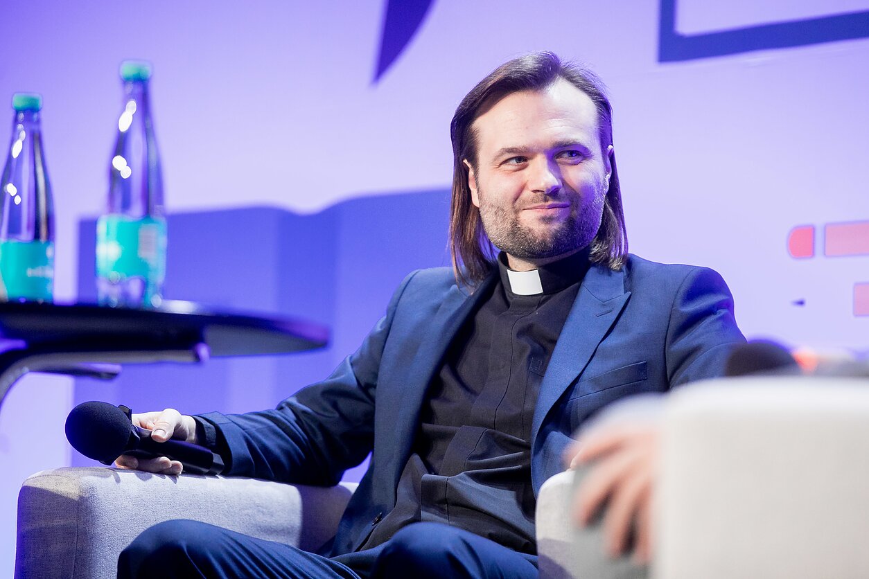 Algirdas Toliatas Knygų mugėje pristato knygą „Ramybė tau“