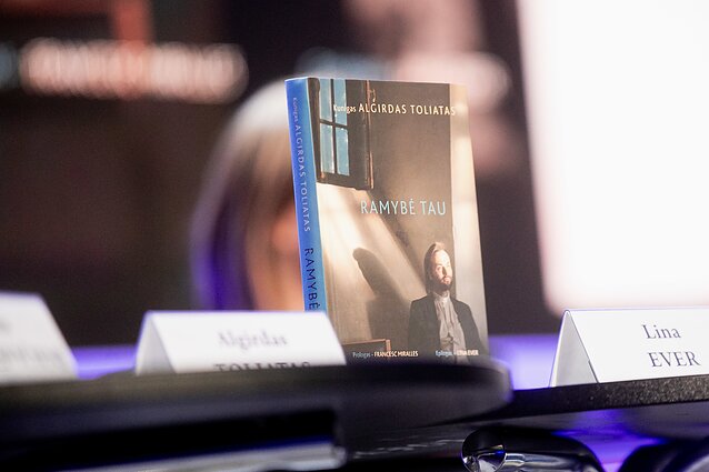 Algirdas Toliatas Knygų mugėje pristato knygą „Ramybė tau“