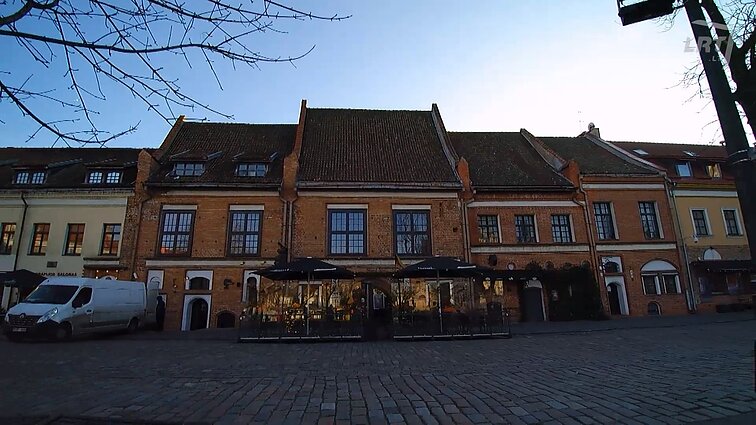 Rotušės aikštės namuose įsikūręs restoranas „Gildija“ ir seniausi sraigtiniai laiptai Kauno senamiestyje