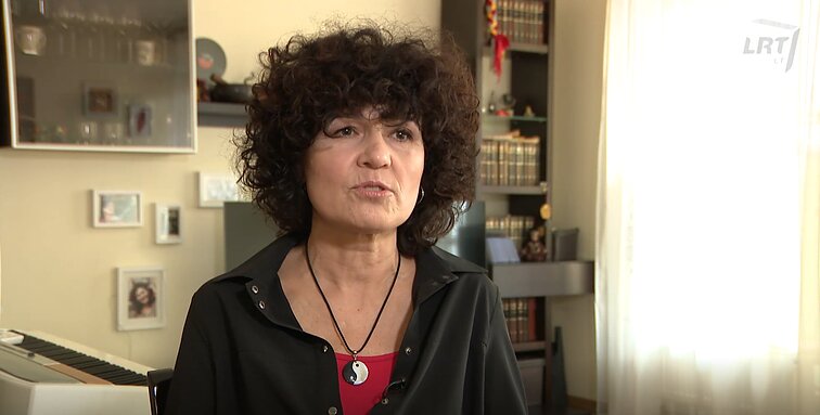 Mergina su gitara Jūratė Miliauskaitė