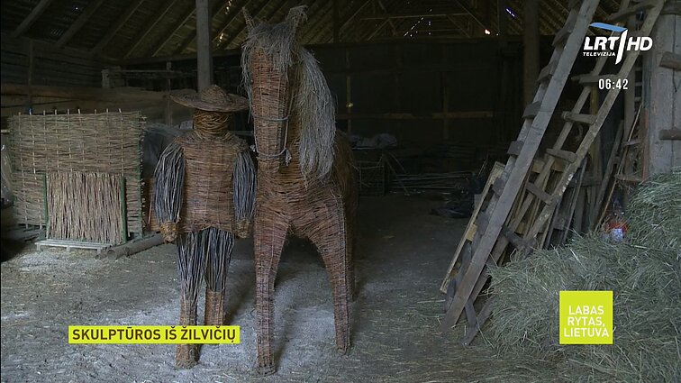 Žiemos miegu sustingusiame VU Botanikos sode – iš vytelių supintų skulptūrų paroda