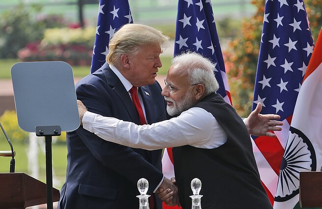 Trumpas iš Indijos išvyko be trokšto prekybos susitarimo, bet ir ne tuščiomis – Indija įsigys JAV ginkluotės už 3 mlrd. dolerių