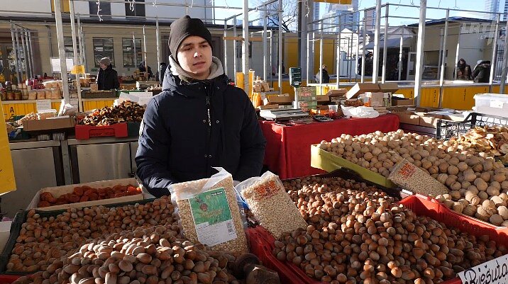 Rubrikoje „Sveiki sugrįžę” – Anglijoje Vadimas susigadino klausą ir iki šiol jaučia nugaros skausmus. Kad nebereikėtų emigruoti, jis pradėjo prekiauti turguje ir tapo vietos įžymybe.