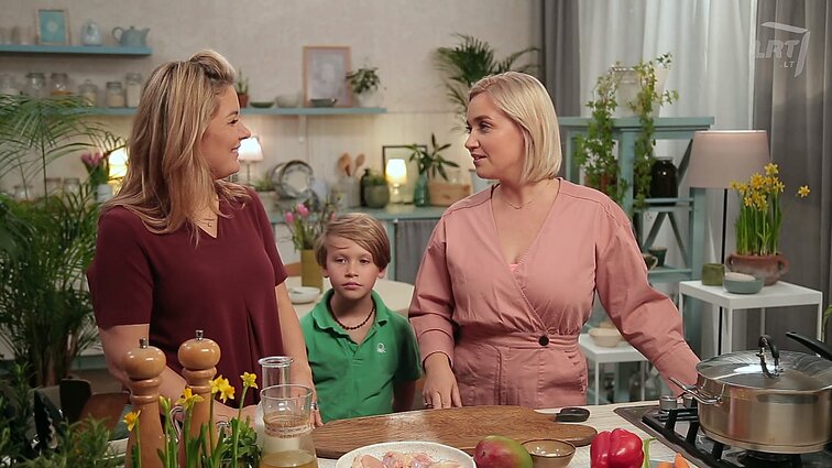 „Giminės recepte“ Eglė Kernagytė-Dambrauskė gamina firminį patiekalą – aromatingąjį vištienos karį