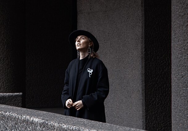 Naują kolekciją iš betono pristačiusią papuošalų kūrėją Gerdą Liudvinavičiūtė įkvėpė tarybiniai daugiabučiai