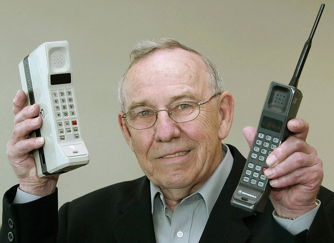„Motorola DynaTAC 8000X“ dizainą kūręs Rudy Kroloppas „Motorola DynaTAC 8000X“ dizainą kūręs Rudy Kroloppas