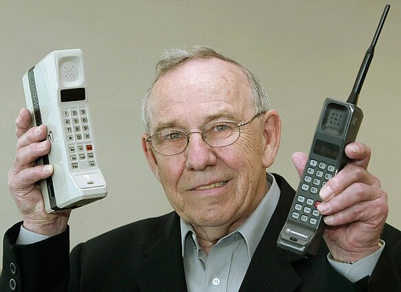 „Motorola DynaTAC 8000X“ dizainą kūręs Rudy Kroloppas „Motorola DynaTAC 8000X“ dizainą kūręs Rudy Kroloppas