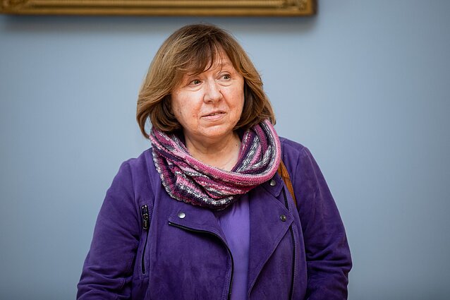 Žinios. Prie žymios baltarusių rašytojos, valdžios opozicionierės Aleksijevič namų pastebėti kaukėti vyrai