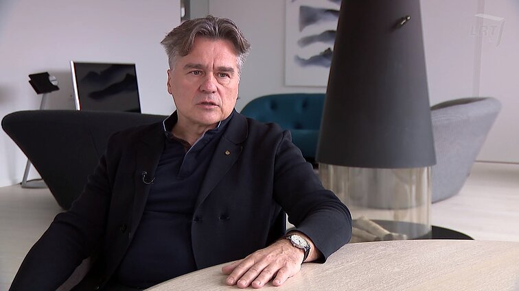 Architektas išskirtiniame Vilniaus Žvėryno mikrorajone sukūrė unikalaus projekto privatų namą po šimtamečiu klevu