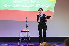 Viktorija Gečytė making introductions at the Lithuanian Community Event in Paris