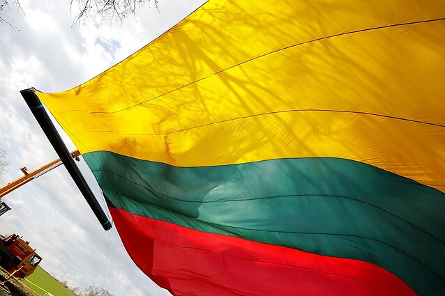 Pataisos dėl valstybės vėliavos kėlimo: siūlo panaikinti prievolę ją kelti prie namų, kuriuose nėra nuolat gyvenama