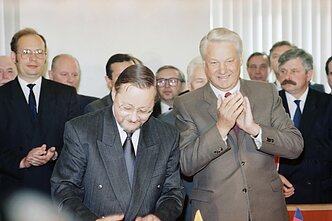 В Ландсбергис и Б. Ельцин