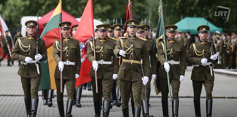 Pagal tarpukario įsakymą atkurta Lietuvos kariuomenės uniforma: svarbiausia dalis – trijų spalvų mundurai