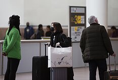 Dėl koronaviruso sutriko įprastas kelionių grafikas Dėl koronaviruso sutriko įprastas kelionių grafikas