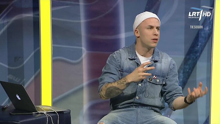 Įdomiosios pamokos tiesiogiai. Liepsnojanti kūno kultūra: Vaidotas Valiukevičius demonstruoja „On Fire“ judesius