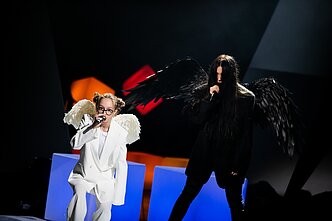 „Dainuok su manim“