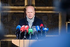 Algirdas Šešelgis; spaudos konferencija prie Vyriausybės