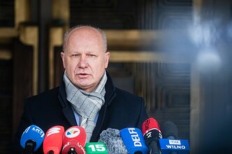 Algirdas Šešelgis; spaudos konferencija prie Vyriausybės
