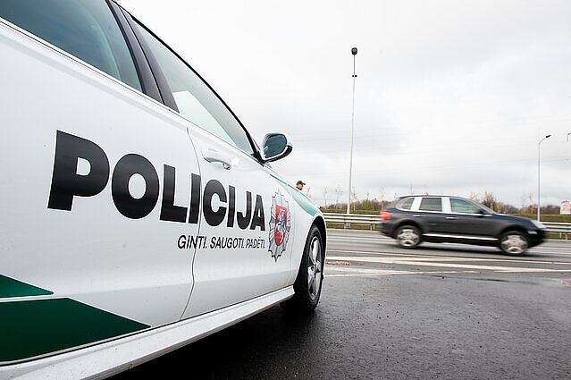 LRT RADIJO žinios. Praėjusią parą policija gavo beveik 300 pranešimų dėl karantino ir saviizoliacijos pažeidimų