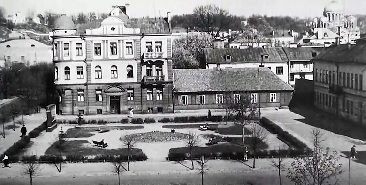 Buvę politinio švietimo rūmai ir raudonų plytų pilį primenanti Kauno apskrities viešoji biblioteka