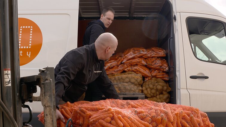 Stiprūs kartu. Savanoriai startavo ryžtingai: maistą vežė ir senjorams, ir vienišiems daugiavaikiams tėvams