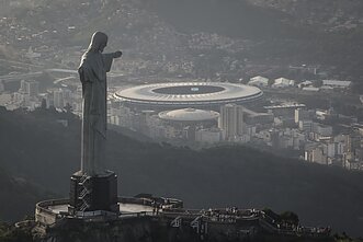 Kristaus statula ir „Maracana“ stadionas Rio de Žaneire
