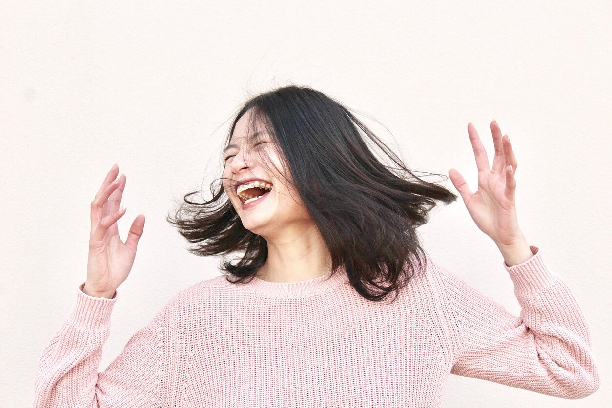 Gabrielle Henderson/Unsplash nuotr., Juokas / laimė / džiaugsmas / moteris 