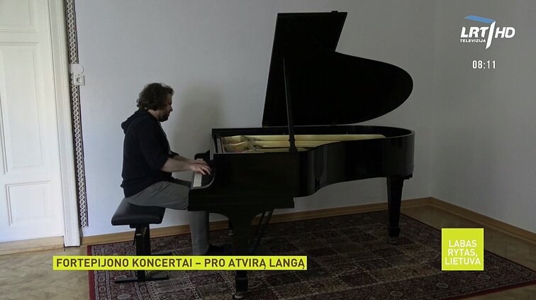 Į koncertą eiti nebereikia: pianisto Gintaro Januševičiaus pasirodymą galima išgirsti pro atvirą langą
