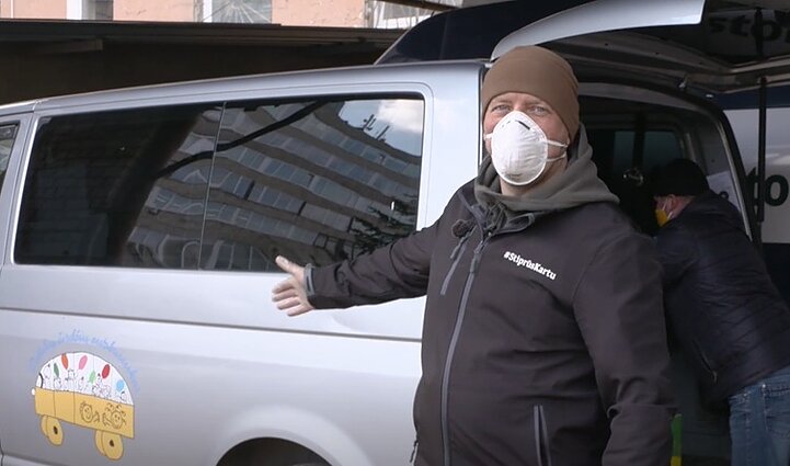 Stiprūs kartu. Skurstantiems – pliūpsnis šilumos: ne tik arbatos bei sriubos, bet ir savanorių