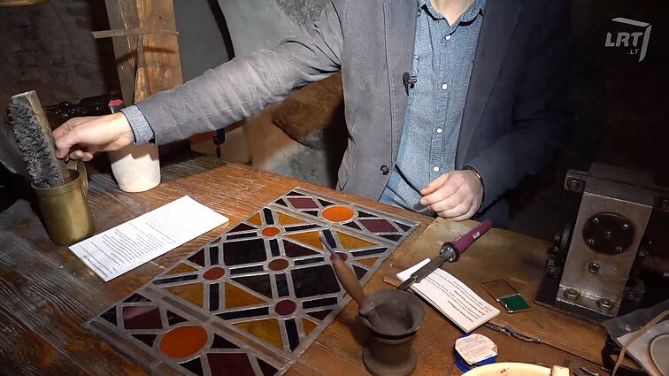 Spalvoto stiklo paveikslai: kokias istorijas pasakoja Lietuvoje esantys vitražai?