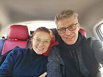 Šis automobilis kas rytą veždavo Rasą Samuolytę ir Dainių Gavenonį į filmavimo aikštelę. Kol nustojo...