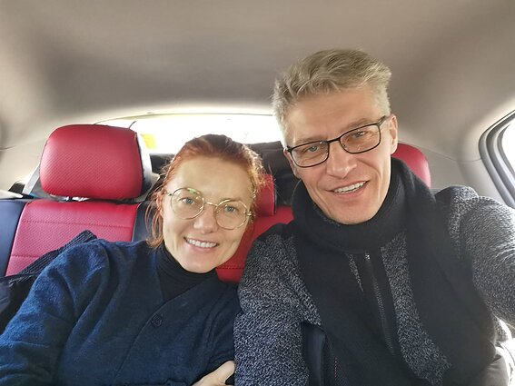 Šis automobilis kas rytą veždavo Rasą Samuolytę ir Dainių Gavenonį į filmavimo aikštelę. Kol nustojo...