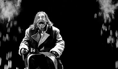 Kostas Smoriginas. Scena iš Eimunto Nekrošiaus spektaklio „Makbetas“ Kostas Smoriginas. Scena iš Eimunto Nekrošiaus spektaklio „Makbetas“