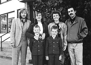 Algirdas Latėnas, Elvyra Piškinaitė, Dalia Brenciūtė, Kostas Smoriginas, Balys Latėnas ir Kostas Smoriginas jaunesnysis. 1987 m. Algirdas Latėnas, Elvyra Piškinaitė, Dalia Brenciūtė, Kostas Smoriginas, Balys Latėnas ir Kostas Smoriginas jaunesnysis. 1987 m.