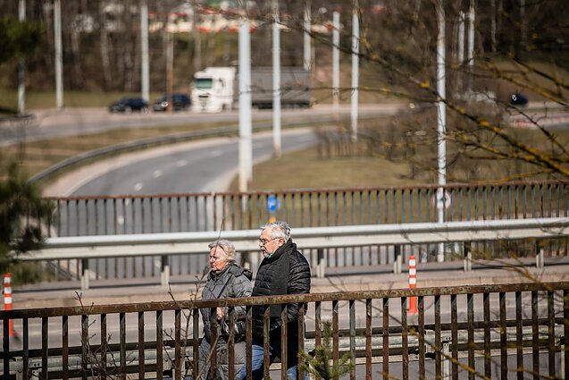 Panorama. Pandemija blogina vyresnio amžiaus darbuotojų statistiką – išeina iš darbo patys arba yra atleidžiami (su vertimu į gestų k.)