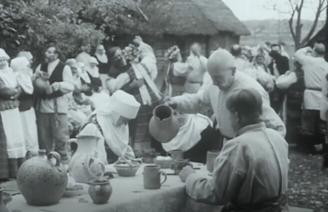 Šiek tiek tragedija, šiek tiek komedija: tradicinėse kupiškėnų vestuvėse – ir ašaros, ir daugiapyragė puota