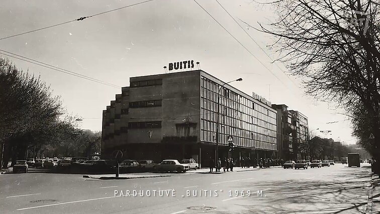 Sovietmečiu žymi Kauno ūkinių prekių parduotuvė „Buitis“, kurioje buvo galima įsigyti ne tik santechnikos, bet ir porceliano indų