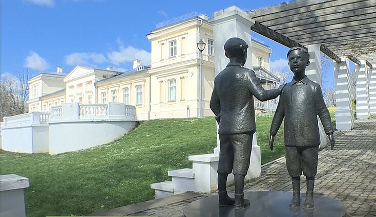 Renavo dvaro sodybos prieigose – žibuoklių jūra, tačiau parkas stebina ne tik pavasariniais žiedais