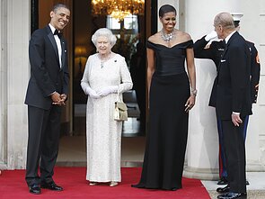 2011 m. gegužės 25 d. padaryta nuotrauka. JAV prezidentas Barackas Obama ir pirmoji ponia Michelle Obama pasveikina Britanijos karalienę Elžbietą II ir princą Filipą vakarienės metu Londone. Balandžio 22 d. per pietus B. Obama pasveikino karalienę Vindzoro pilyje su 90-uoju gimtadieniu. 