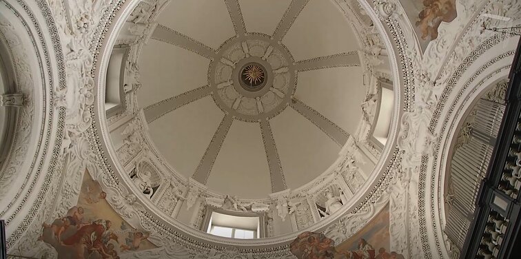 Muziejai po atviru dangumi: lipdybos šedevrai pastatų fasaduose ir jų istorijos