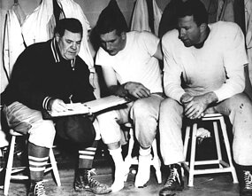 Johnny Unitas (viduryje) 1958 m. Johnny Unitas (viduryje) 1958 m.