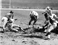 Johnny Unitas (nr. 19) per 1958 m. finalo rungtynes, vadinamas geriausiomis NFL istorijoje Johnny Unitas (nr. 19) per 1958 m. finalo rungtynes, vadinamas geriausiomis NFL istorijoje