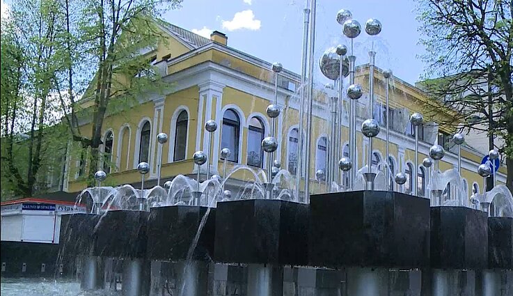 Laisvės alėjoje vėl veikia fontanas: sena architektūra tykšta ne tik vandens, bet ir muzikos bei šviesų purslais