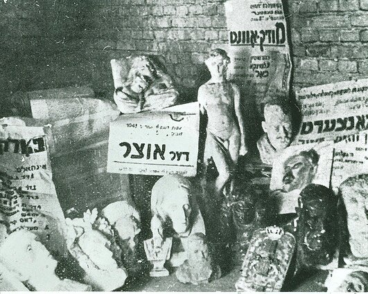 Rachelės Suckewer pieštas mirusio Jokūbo Geršteino portretas tarp Vilniaus geto slėptuvių radinių. 1944. Fotografija. Valstybinis Vilniaus Gaono žydų muziejus Rachelės Suckewer pieštas mirusio Jokūbo Geršteino portretas tarp Vilniaus geto slėptuvių radinių. 1944. Fotografija. Valstybinis Vilniaus Gaono žydų muziejus