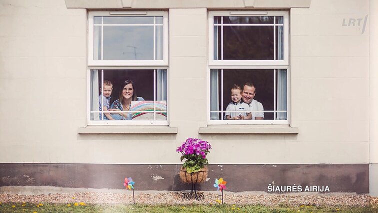 Pasaulio Lietuva. TV žurnalas. Tautiečio fotografijose – šviesi šeimų žinutė pasauliui: languose užfiksuotos padėkos