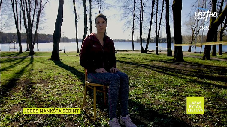 Pajudėti galite ir neatsikeldami nuo kėdės: lengva ir efektinga jogos mankšta