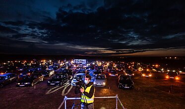 „Biplan“ „drive in“ koncerto akimirka